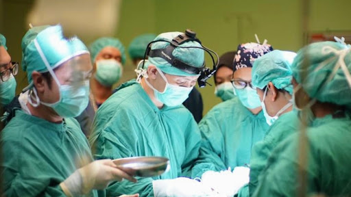 Dr Fong Voon Hoong, Ear Nose Throat (ENT), Thyroid, Parotid, Head & Neck Surgery Clinic KL Gleneagles Ampang 方医生耳鼻喉手术专科